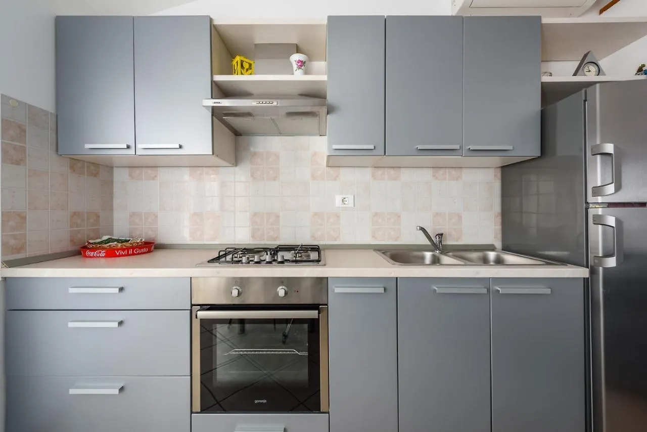 Гостевой дом Manfroi House With Apartments Ловречица