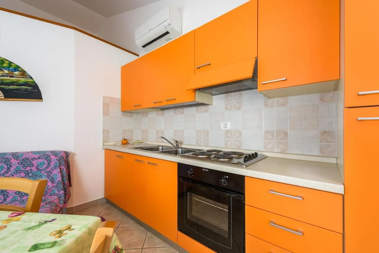 Manfroi House With Apartments Ловречица